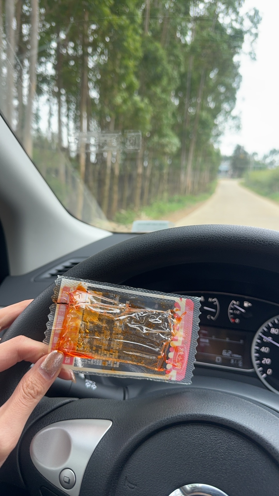 出门忘带口红 在村子里拍摄也没地方卖 买个辣条吃了对付一下 