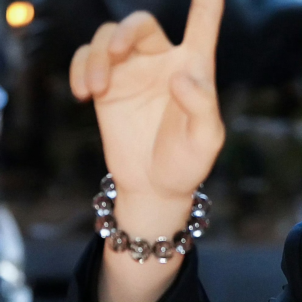 丁禹兮拆水晶手串送粉丝 这个丁禹兮怎么这么好晚宴上问“有没有✂️”就把自己的水晶