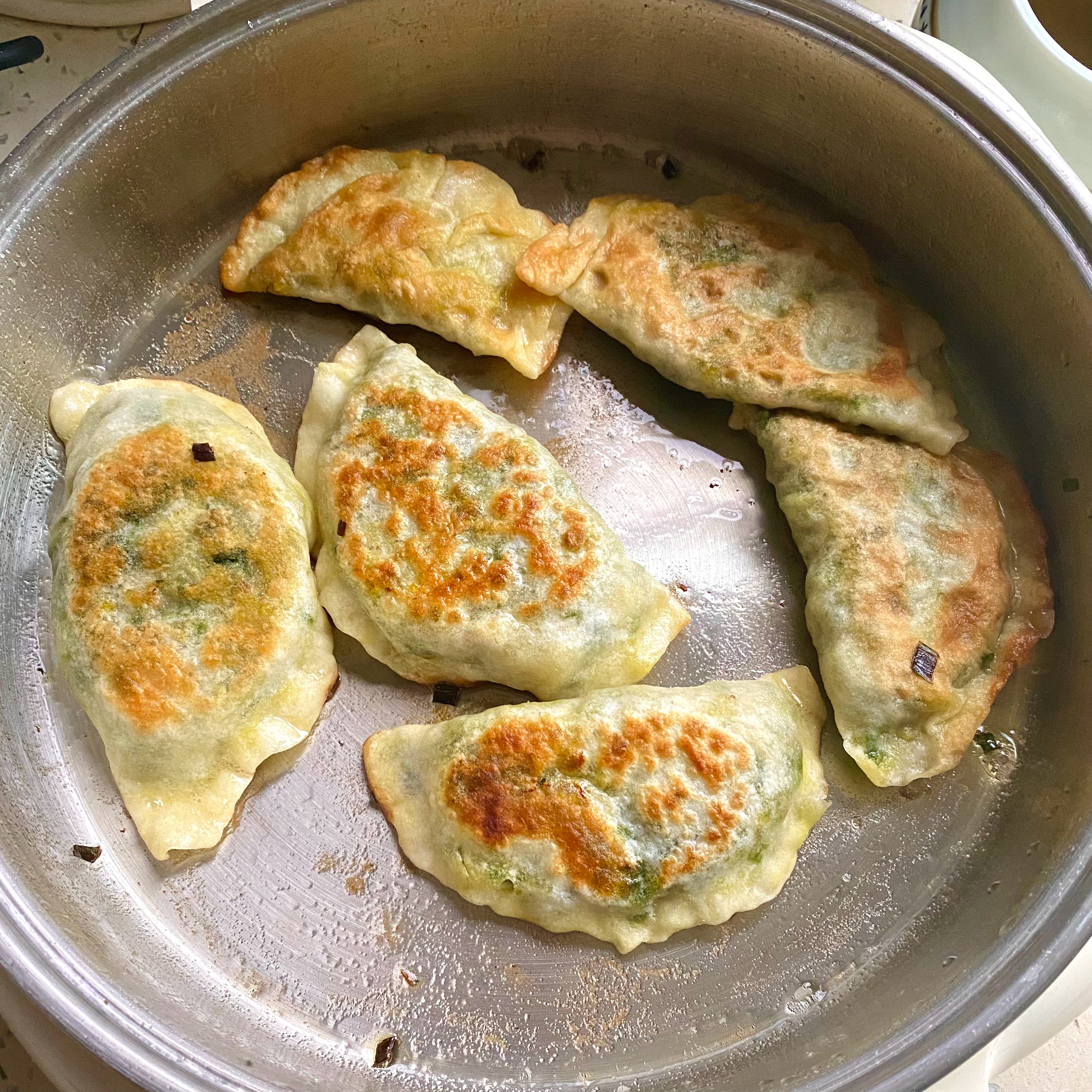 我娘又在烙韭菜盒子！老香老香了！ 