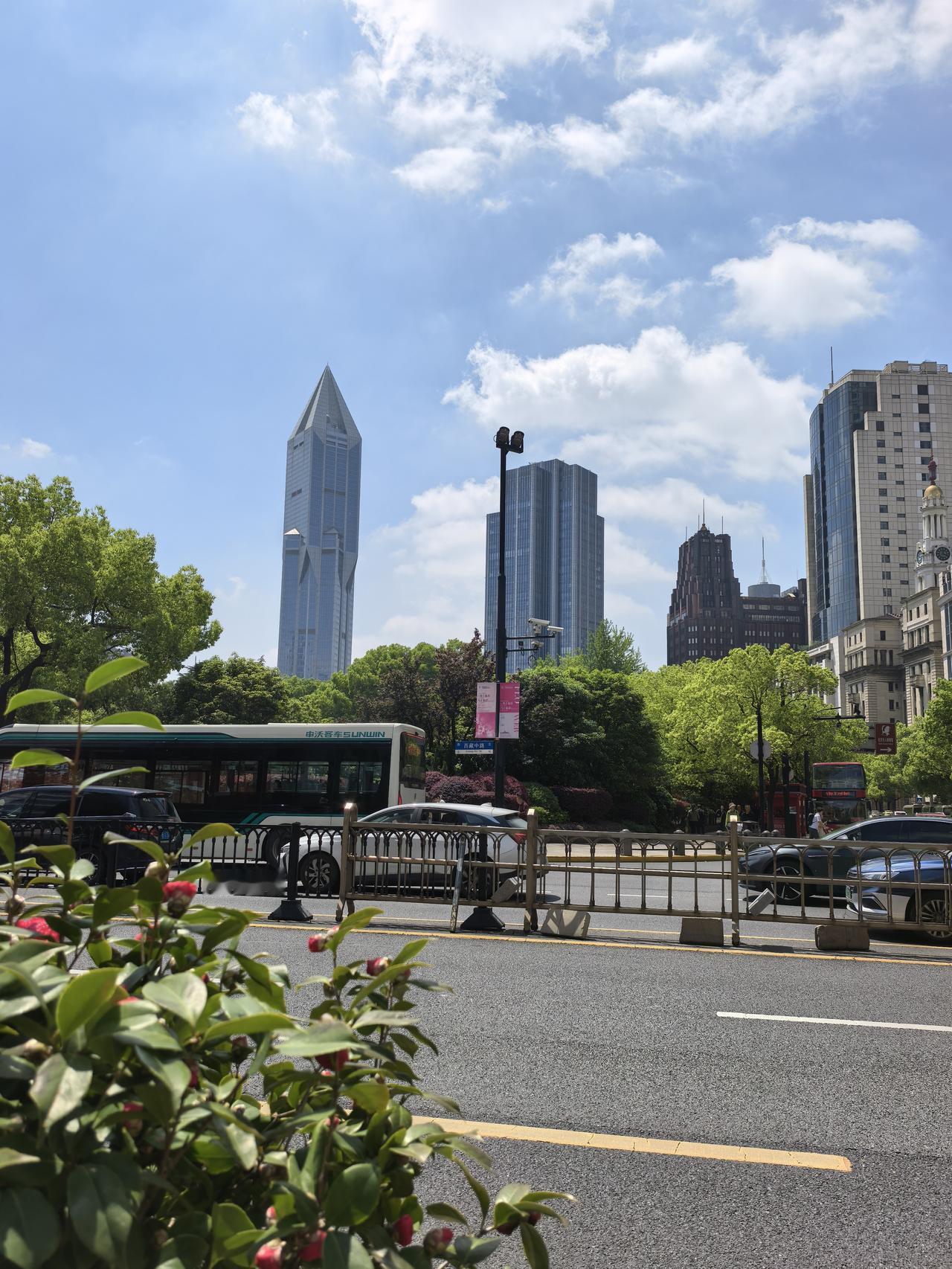 彩虹股份A股本周走势分析及展望

一、本周行情回顾：放量涨停，强势突破

彩虹股