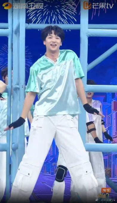 吴泽林cha勇鹅摇你好星期六 谁的活力被唤醒了？舞台上跳“鹅摇”，喊“我是勇敢的