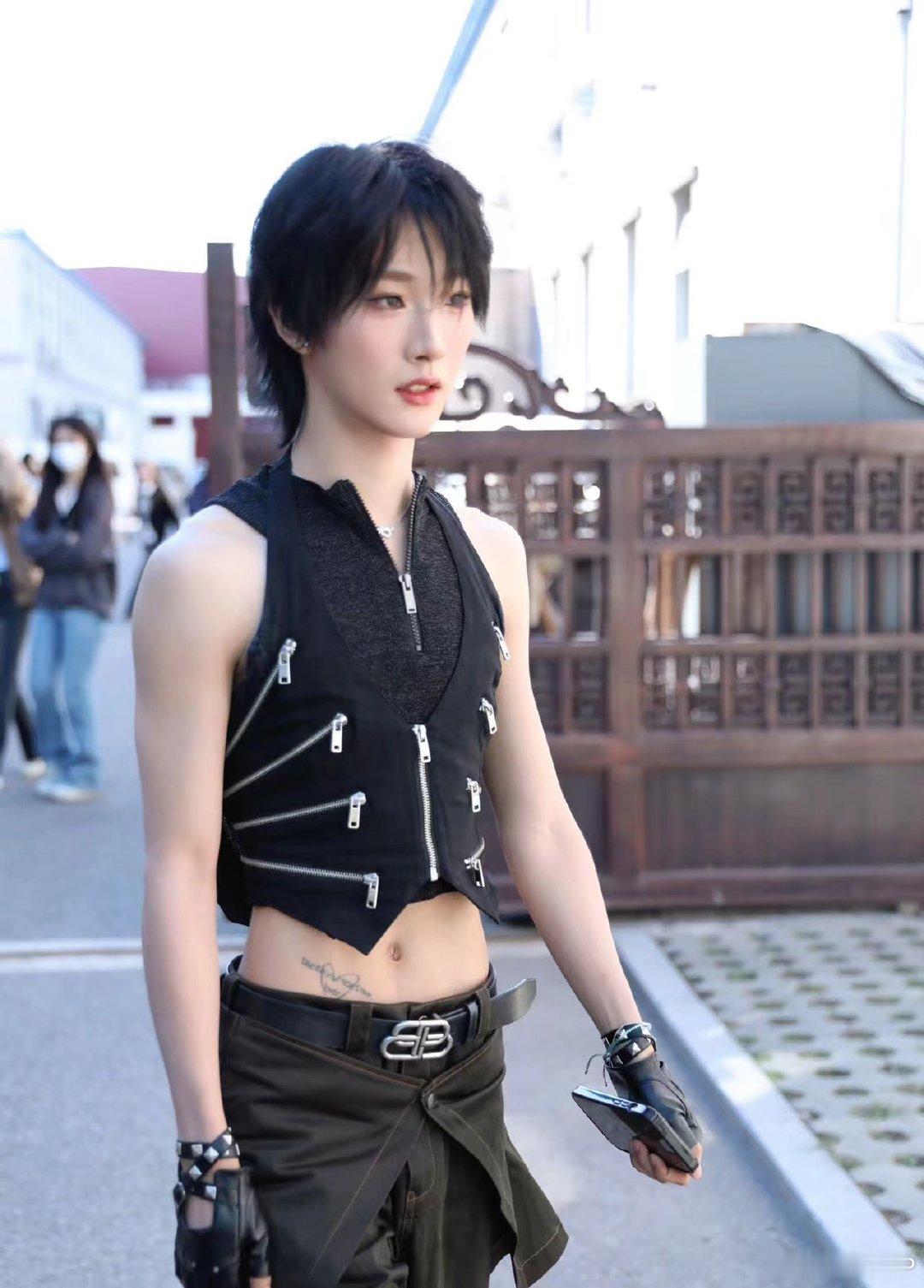 #胡烨韬 答应我一定要出道# 从创4到泰创2，胡烨韬的追梦之路从未停歇。黑色皮衣