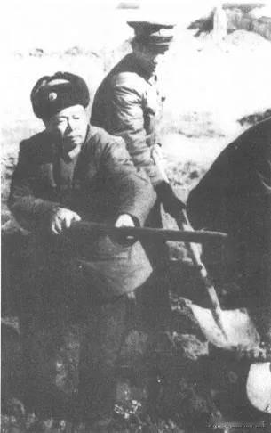 1959年，罗元发任北京军区空军司令员时下连当兵，同雷达连干部战士一起参加劳动。