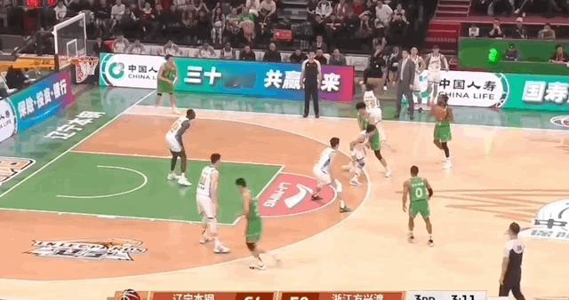 威尔斯今天状态神勇，已经爆砍22分，命中率接近70%，三分命中率超过65%。辽宁