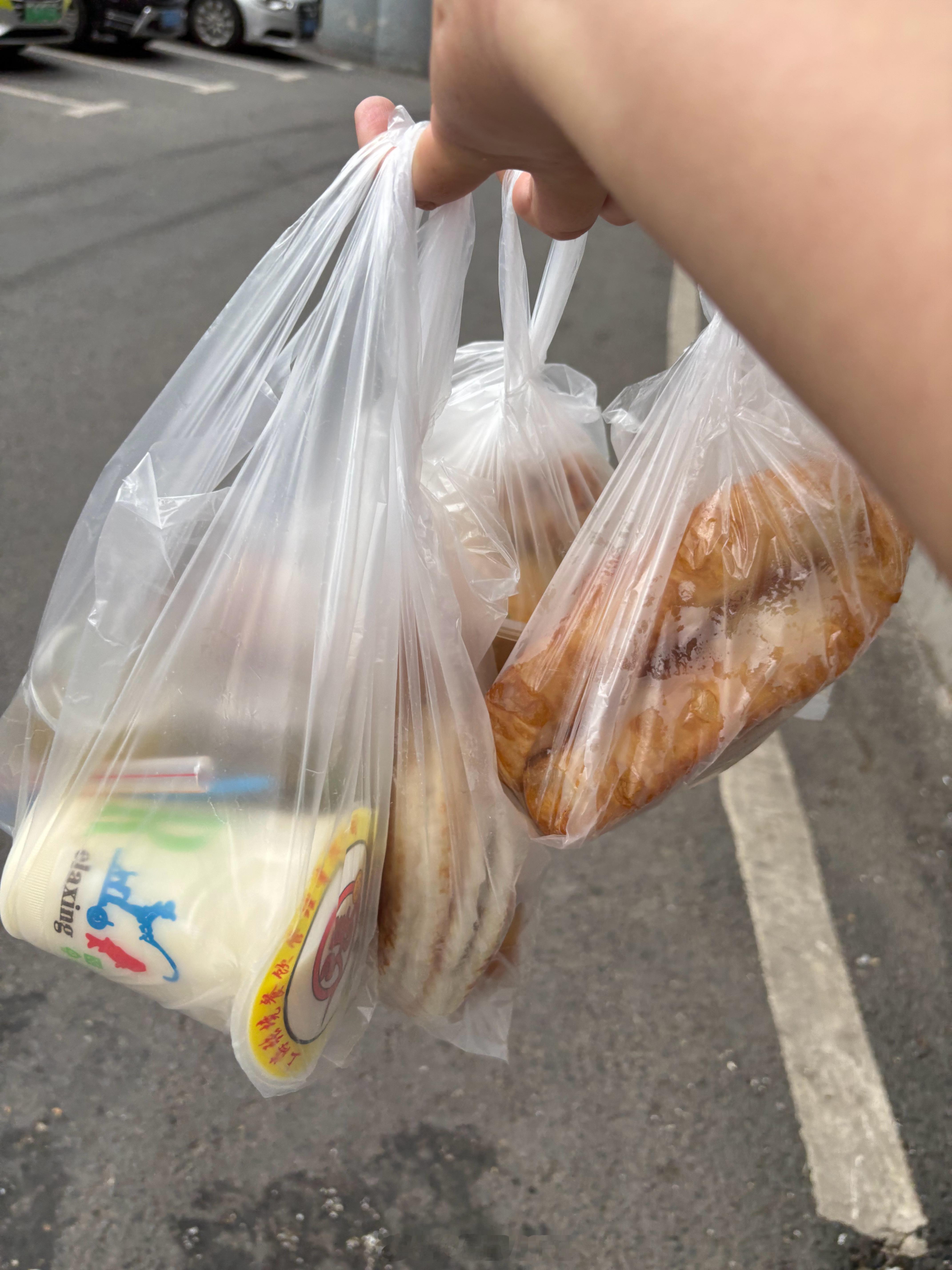 这个点已经在逛菜场买菜了，驱车33km过来的[doge]  ​​​
