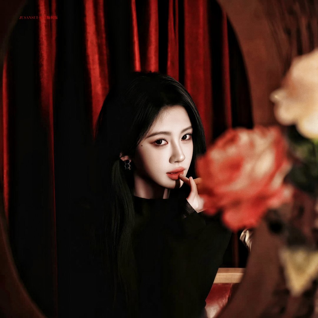 暗夜玫瑰*🌹鞠婧祎鞠婧祎涂口红眼神