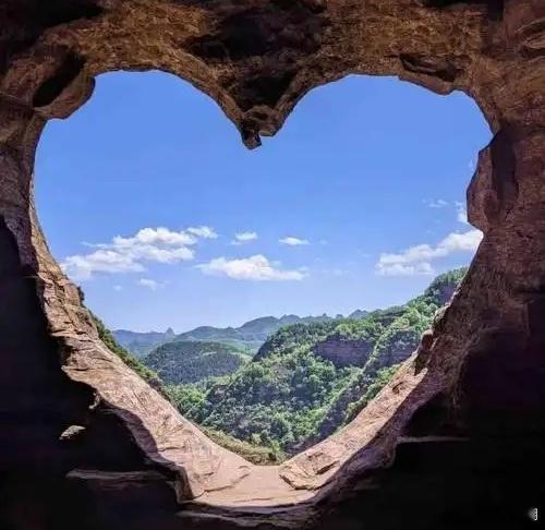 心里话         所有温柔，都是被生活磨砺出的棱角；所有从容，都是在风雨中