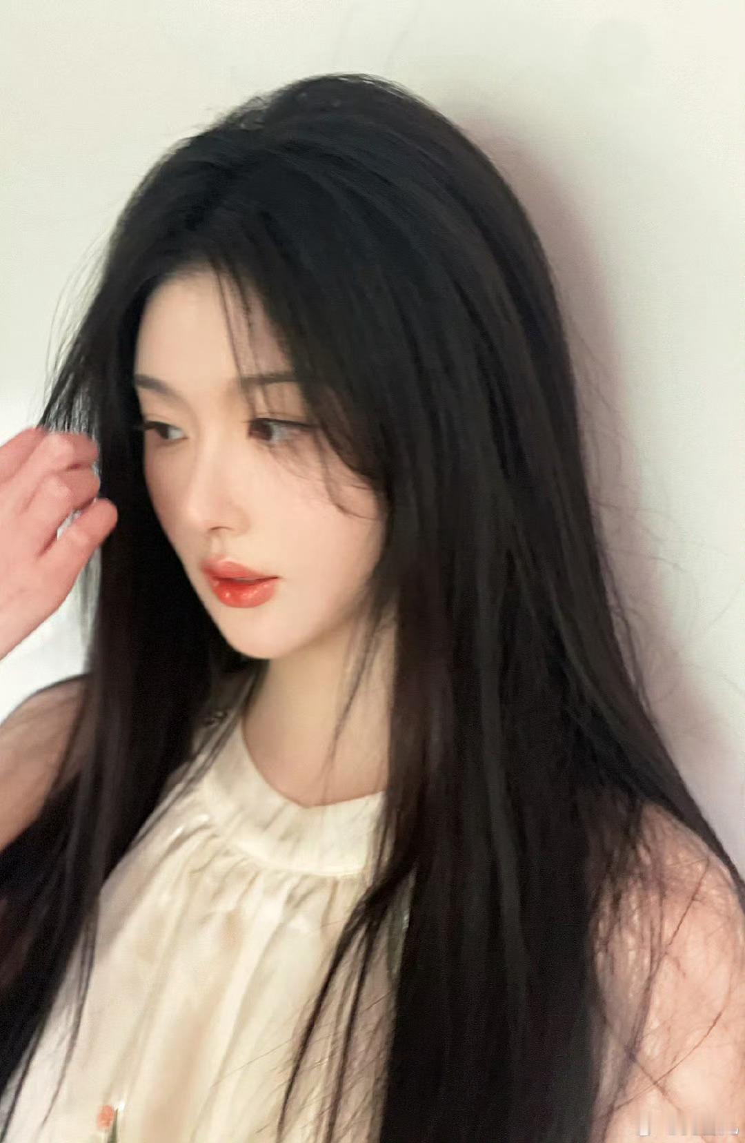 #孔雪儿发自拍了#孔雪儿发自拍了，郁金香🌷挂脖长裙造型好温柔，治愈系美少女[求