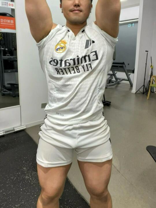 肌肉男夜晚独自回家的烦恼，终于被解决了