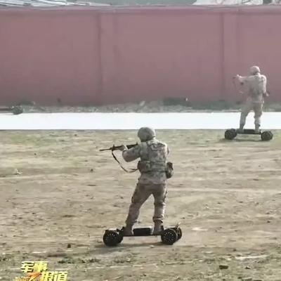 解放军全地形电动滑板车投入实战，适配实战需求的新型单兵装备

近日，解放军全地形