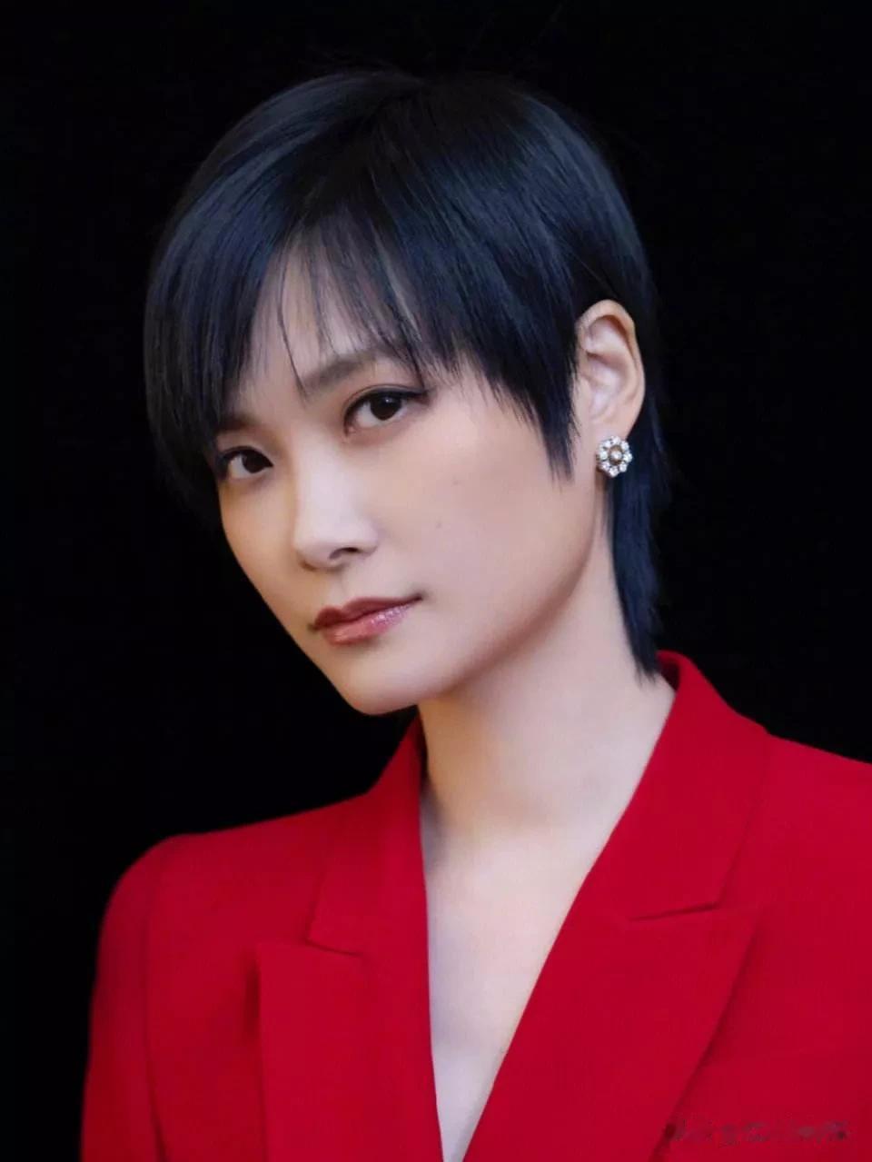 华语乐坛！最受欢迎的5位80后女歌星

第1，李宇春（1984年出生）

第2，