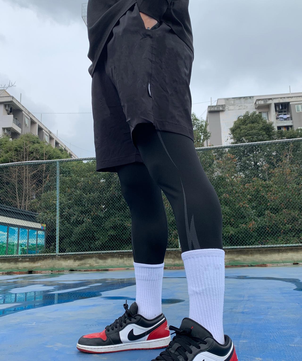室友又要出去运动了，男生这么穿合适吗？很多男生搞运动时，必须穿一件打底紧身裤，让
