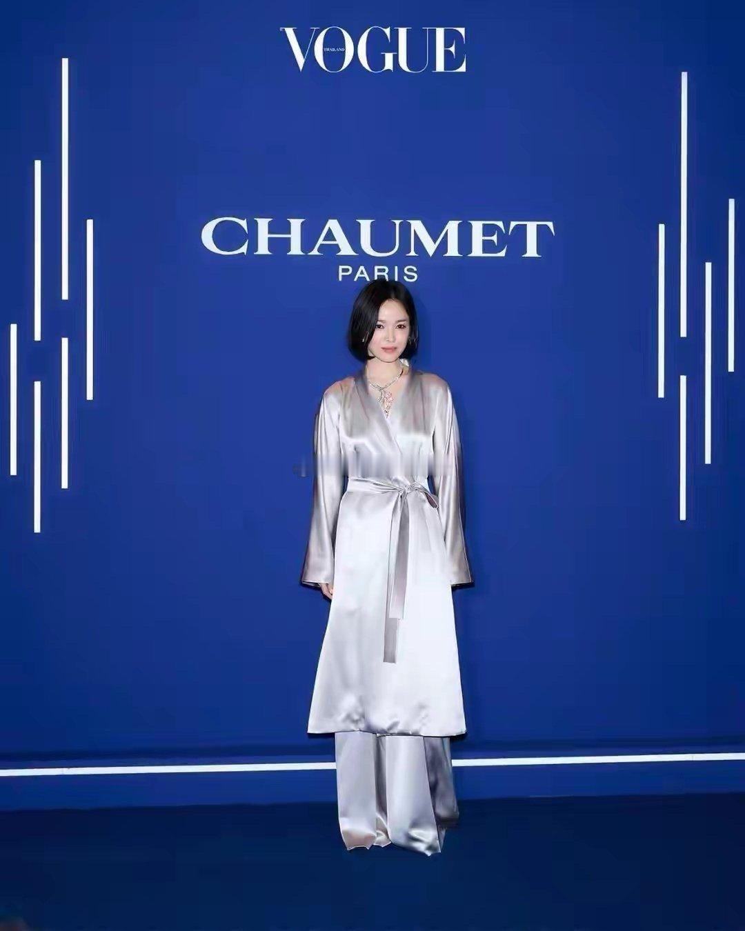 宋慧乔以一身睡衣风造型亮相活动，这穿搭选择可太让人意外了。不过，她的波波头短发造