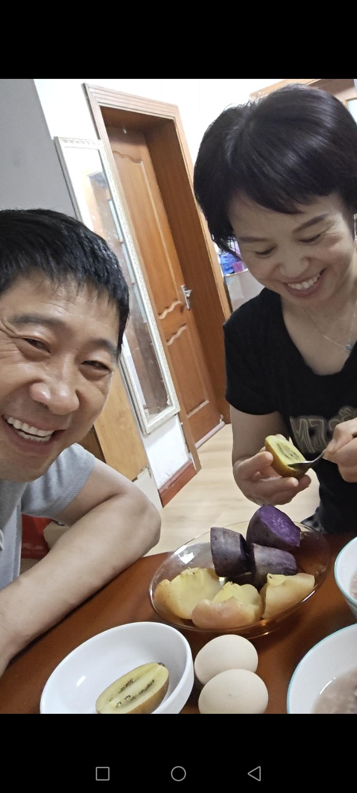 我们是在上海务工的山东夫妻，每个周末早晨起来做好早饭，等老婆起来一起吃。
来上海