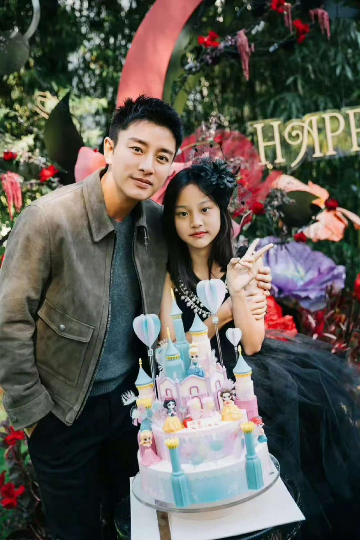 曝甜馨妈妈二胎孩子父亲是贾乃亮 如果那个小女孩真是李小璐的亲戚或朋友孩子，网友们
