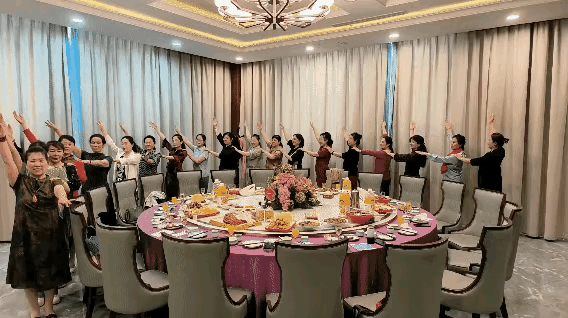 不管什么样的场合，只要是有中国大妈聚集的地方，就会作出一些事来，这还得感谢抖音和
