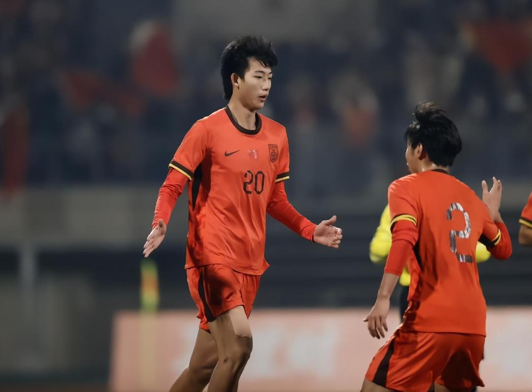 太潇洒了。U17国足小将赵松源，以一己之力戏耍阿森纳U17后防线，打入精彩绝伦的