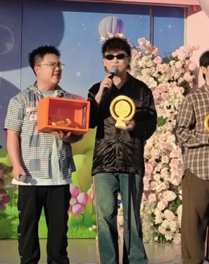 胡彦斌说奖杯非常有寓意胡彦斌说奖杯有非常好的寓意 以奖杯寄祝愿！胡彦斌在2026