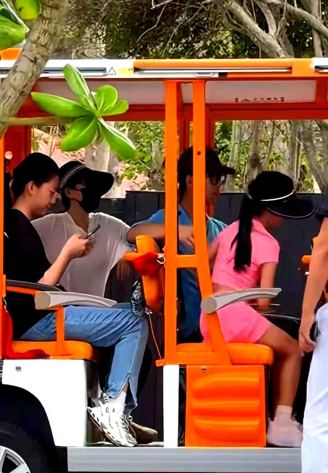 离婚才三个月，章子怡春节甩开前夫全家，和娘家人独占私人游艇狂欢。
你看到她素颜戴