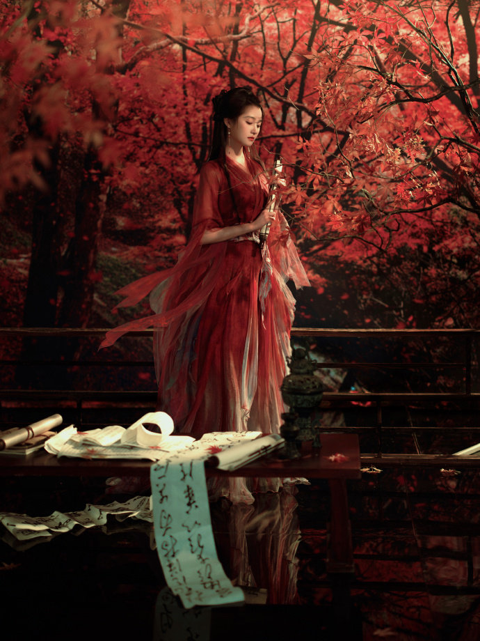 关晓彤红衣少女提灯关晓彤红枫红裙少女大片 关晓彤红枫红裙少女大片，关晓彤红衣少女