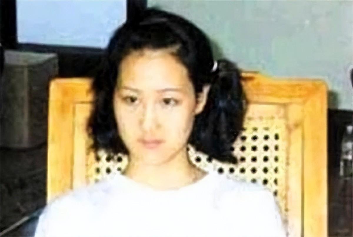 2005年，白宝山情人谢宗芬被提前释放，当狱警把她送到大门口后，她没有着急回家，