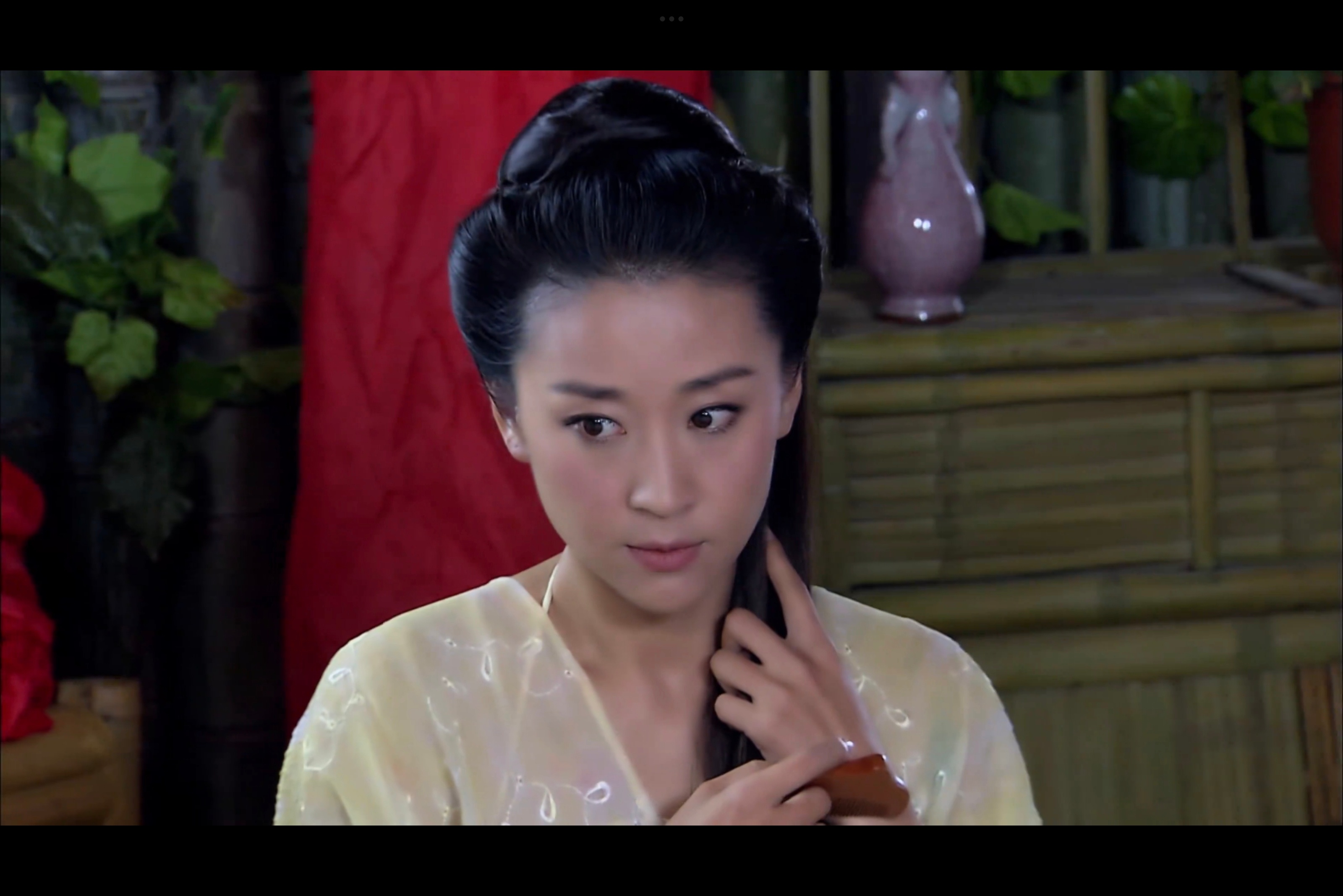 穆桂英的穆柯寨、穆桂英的闺房、穆桂英的床。杨宗保不仅在女人的领地里做了夫妻，就连