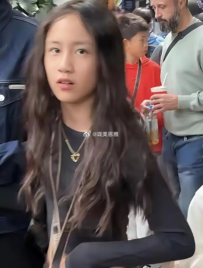 黄多多刚回国，黄少艾又上热搜，12岁打扮网友:扎辫子的黄磊 