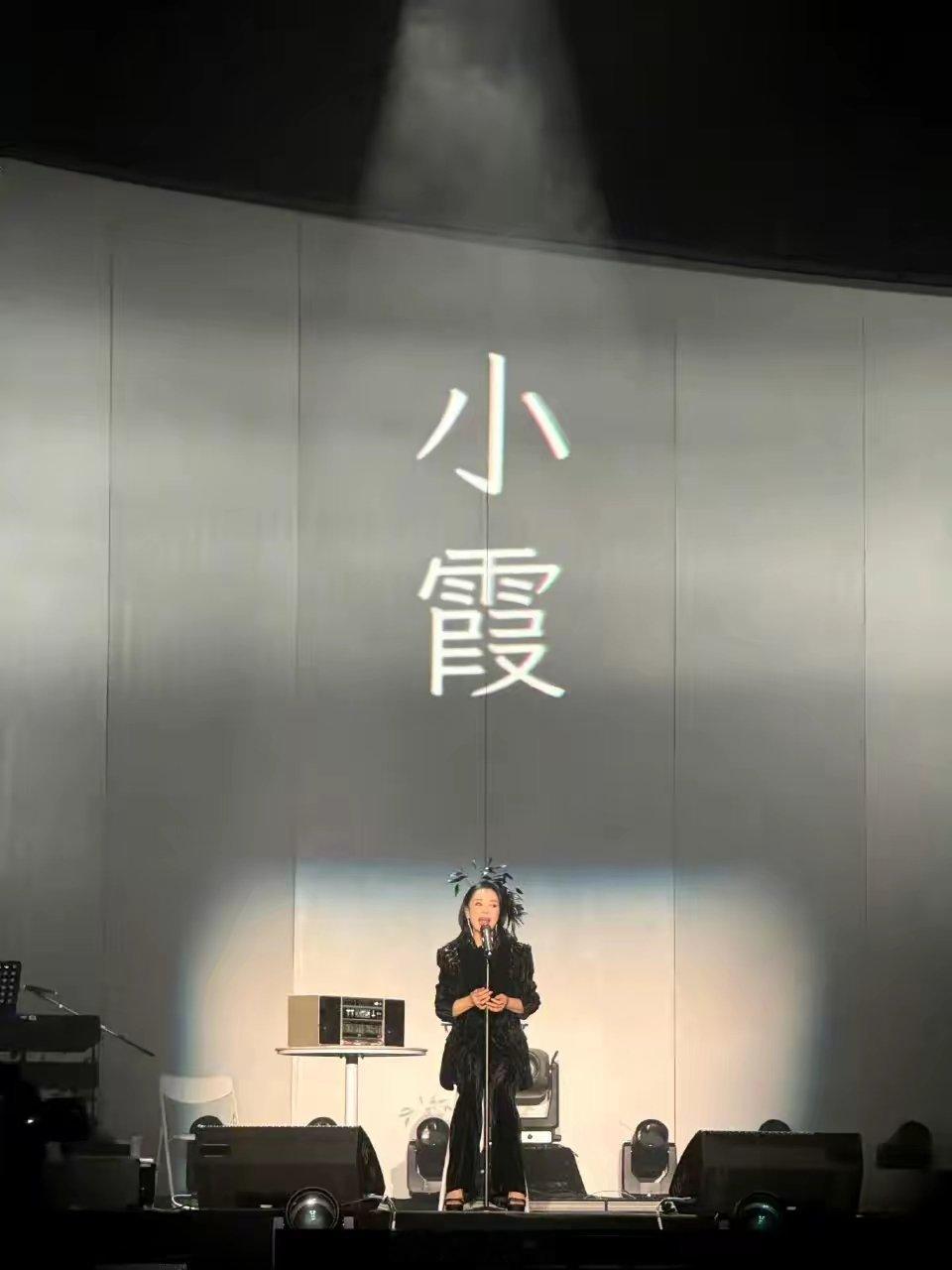 芒果台有一半都去了黄绮珊演唱会话说回来，芒果台的员工们，原来也是追星一族啊！平时