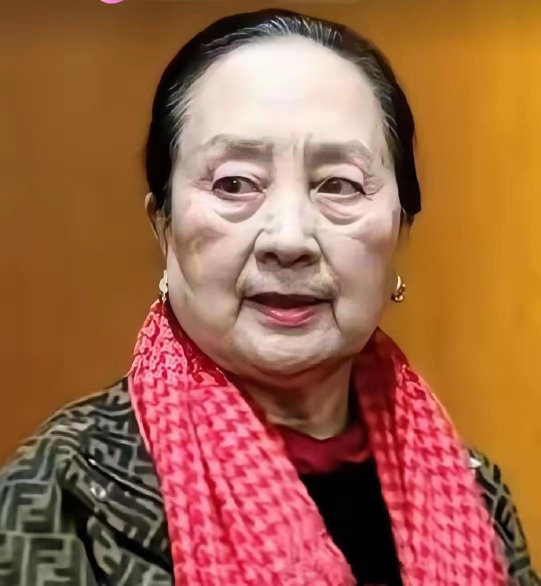 都说74岁的张金玲“一脸苦相”，晚景凄凉。我查了下她近况，差点惊掉下巴。你记忆里