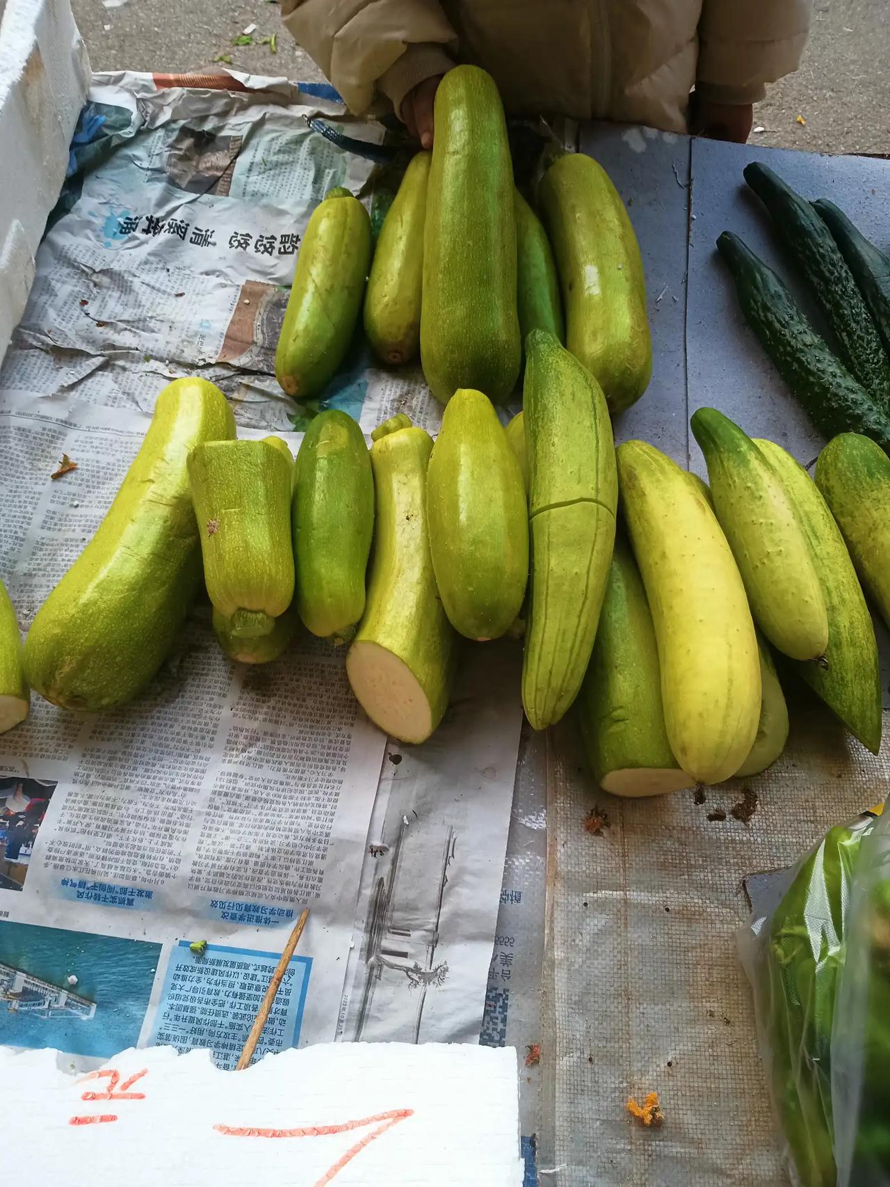 大年二十七最后一天的菜摊，这是卖剩下的一点黄瓜西葫芦。早晨七八点的时候堆满了新鲜