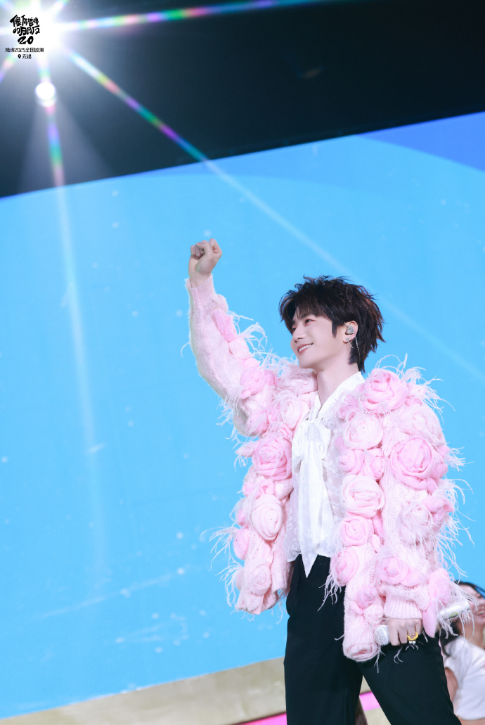 陆虎假整活真宠粉陆虎这宠粉操作太绝！亲自烤肠不说，还戴着粉丝勾的戒指开演唱会，场