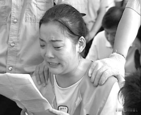 2008年，河南遂平县实验小学门口，8 岁的苑诗伟挥挥手和父亲告别，蹦蹦跳跳走进