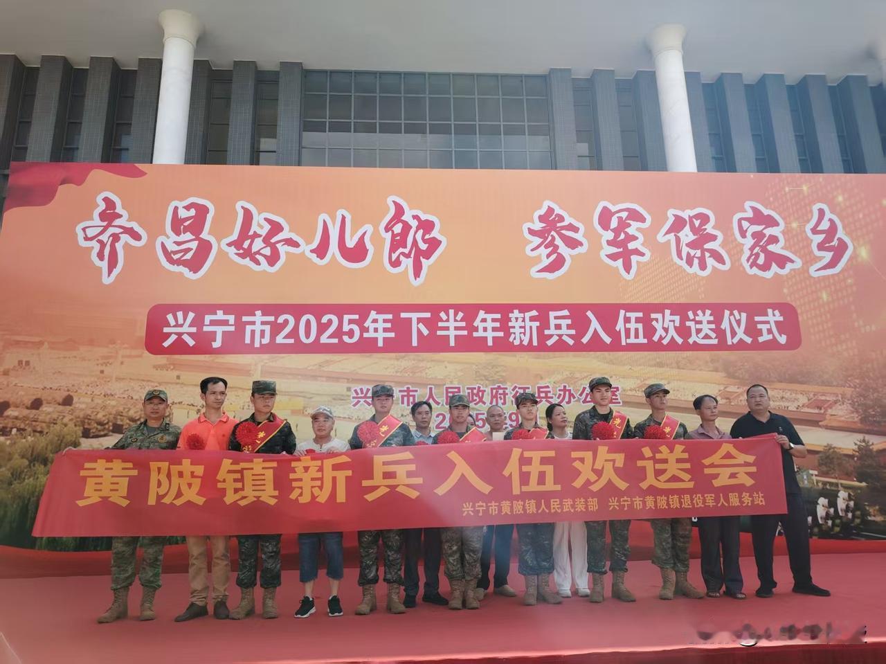 今年下半年黄陂六个青年应征入伍，不少了！