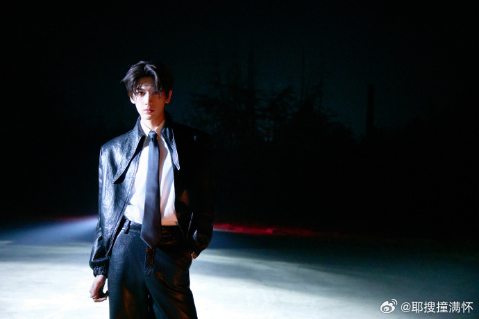 张凌赫活动第二套造型张凌赫第二套皮衣look 活动第二套造型，张凌赫穿皮衣很有气