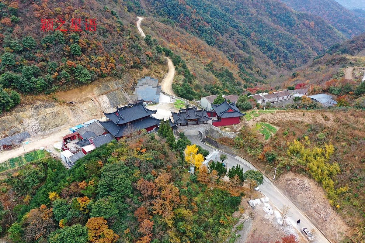 浙江省宁波市奉化区溪口镇和绍兴市嵊州市金庭镇交界地带的乌龟岭，山顶有座龙王庙，庙