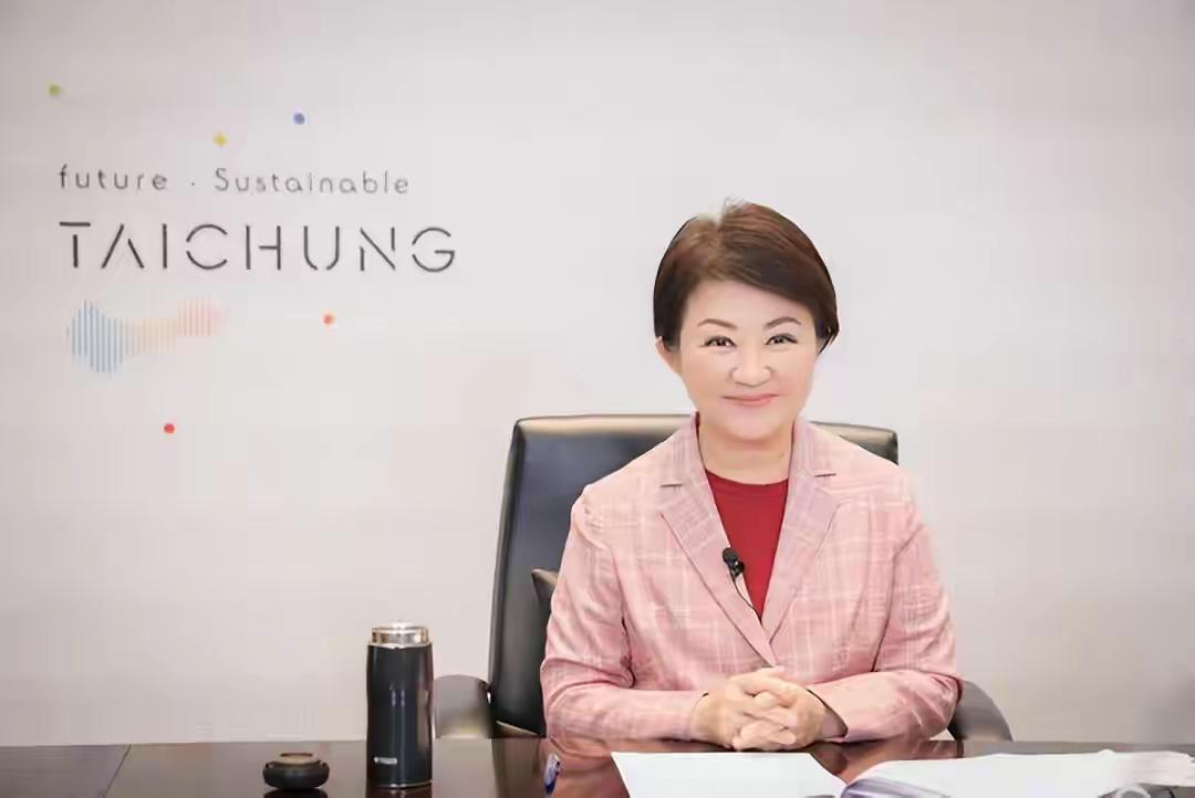 终于不装了！也装不下去了！
这是卢秀燕10月13日以连线方式，参加在美国举办的2