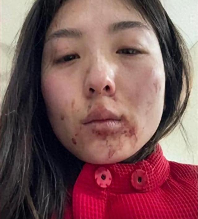 大过年的，别人家都在吃团圆饭，这家子却在雪地里演全武行！

新媳妇被婆婆当街扒衣