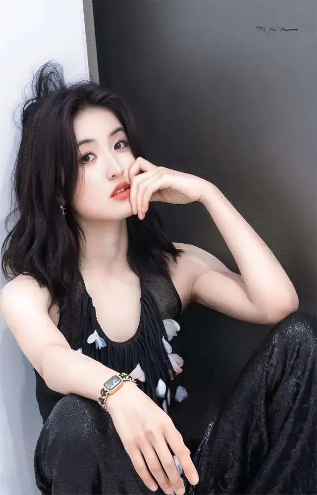 张子枫惊艳亮相杭州香奈儿大秀，以黑色抹胸外套搭配短发造型，展现成熟魅力。她不仅开