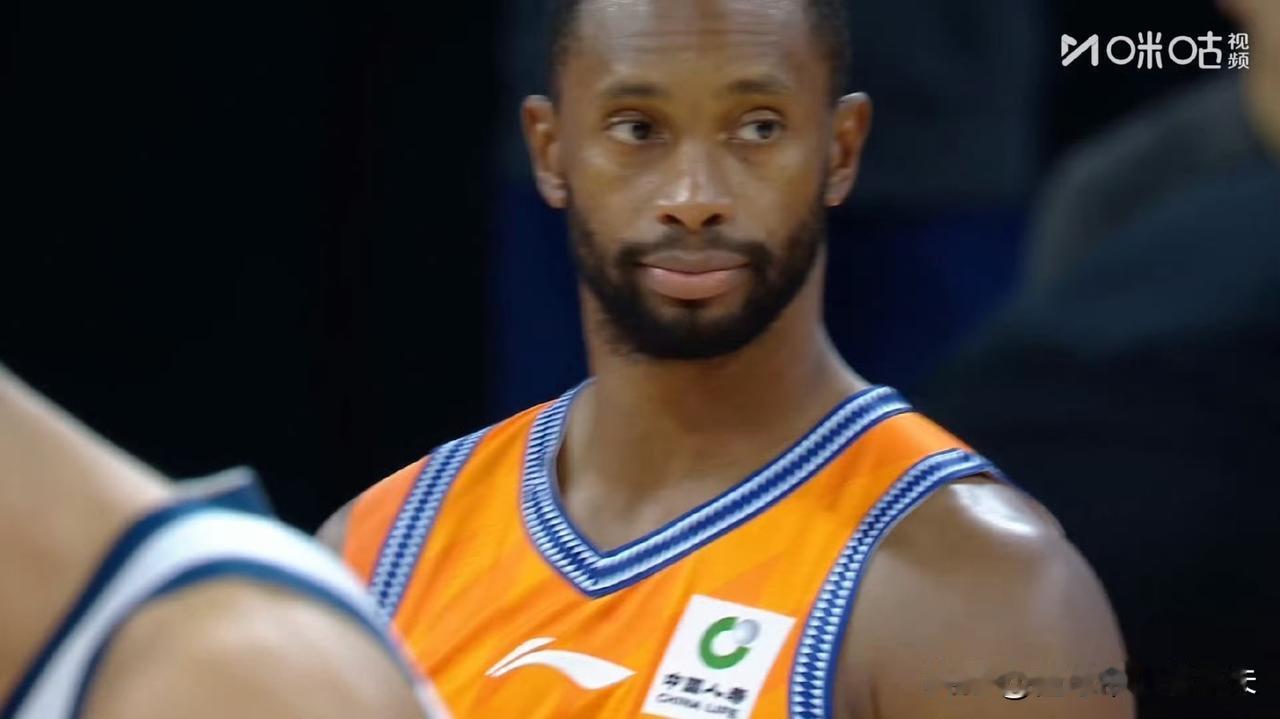 有点心酸！辽宁男篮旧将福格身穿上海队球衣参加俱乐部杯，他刚来辽宁队时风华正茂，一