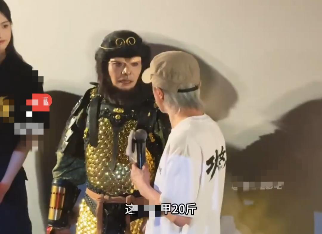 一场路演，一个穿满至尊宝戏服到场的粉丝，直接戳中周星驰藏了三十年的回忆。
 
成