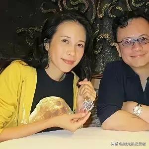 莫文蔚原来真的是混血儿，他还有一个哥哥莫理斯。兄妹俩长得虽然不太像，但是都是这个