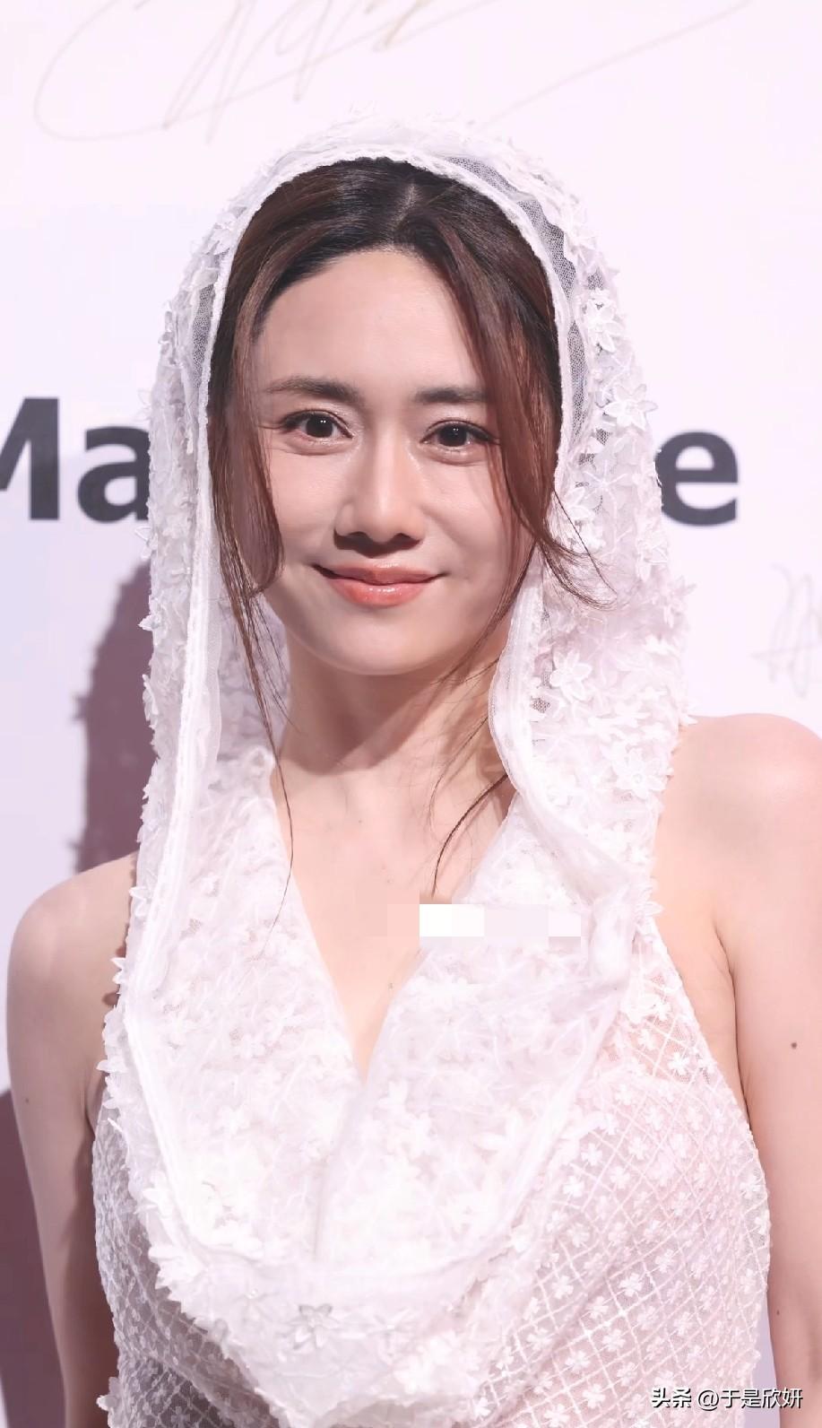 刘芸头纱造型杀疯时装周！43岁状态太绝，网友：这是把婚纱穿来了？
 
上海时装周