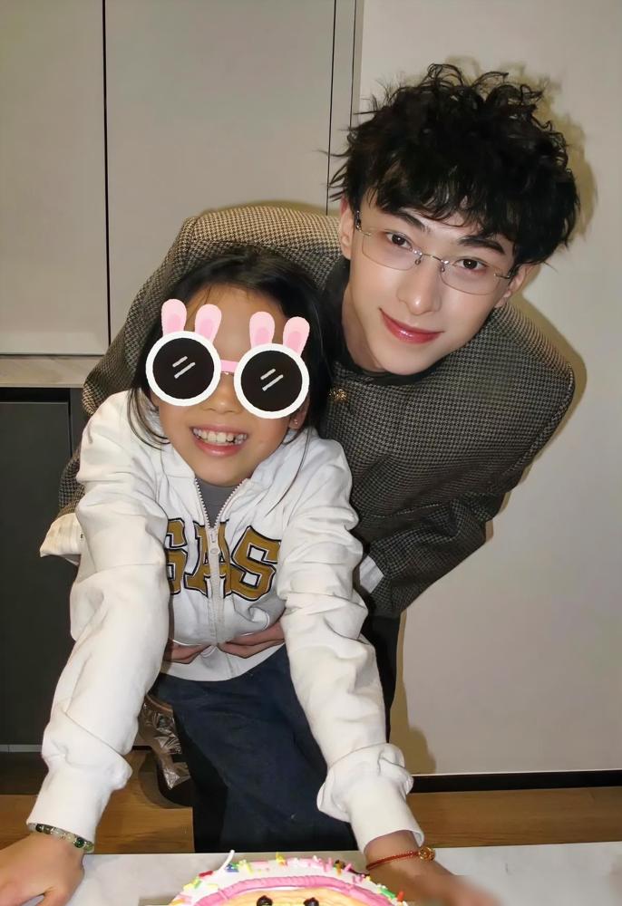 都搞错了，给恩利过生日最用心的不是亲爹庾澄庆，而是后爸秦昊。
 
你以为只是吃顿