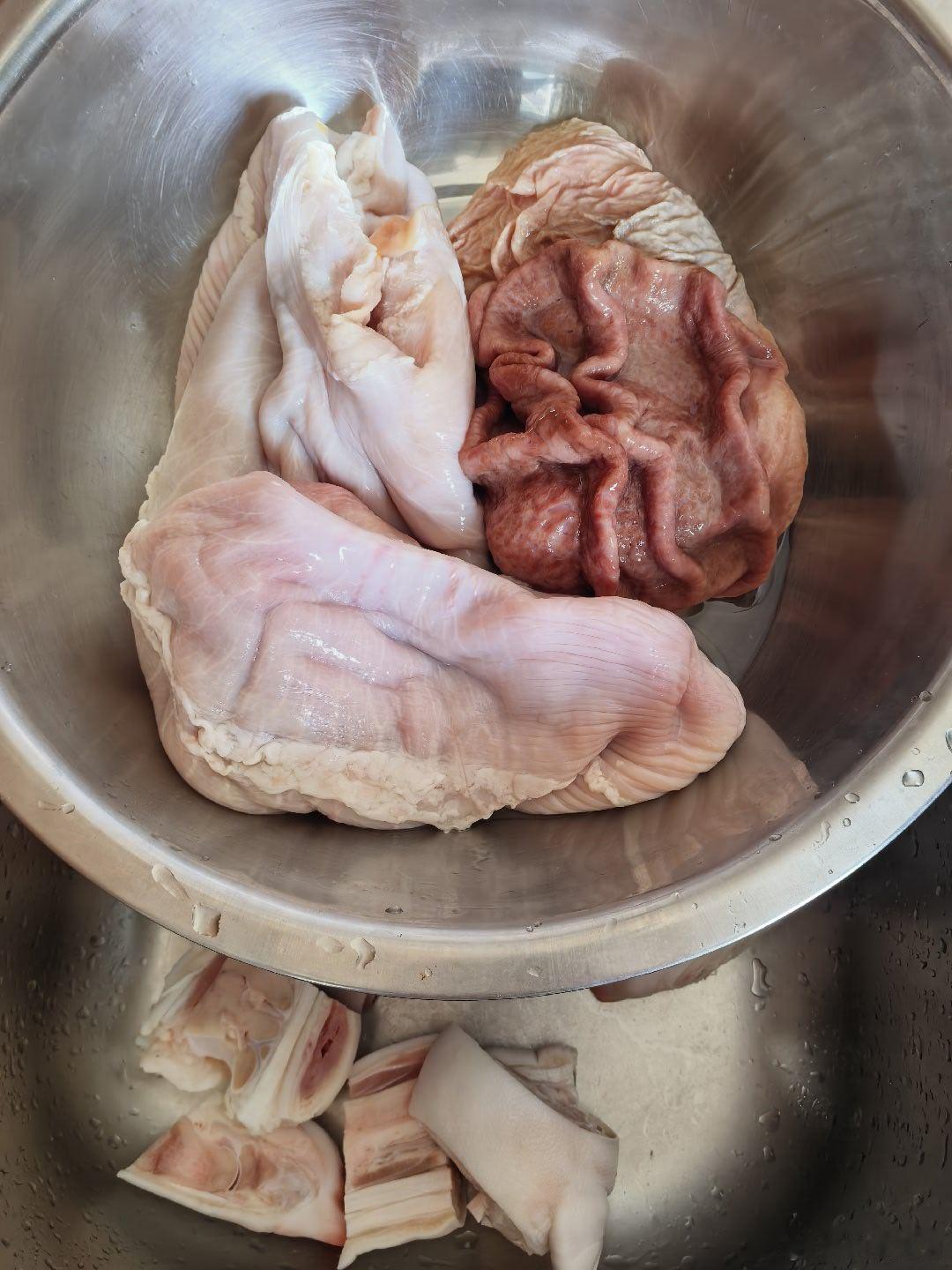 李爷减肥计划 减肥的第一百天。菜市场转一圈，弄几个大猪蹄子，再整几个猪肚。先卤后