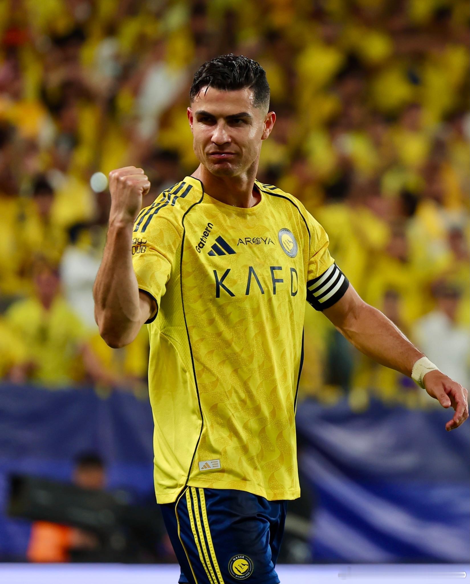 C罗c罗生涯970球c罗头球破门 🚨C罗在沙特联赛已经打进99球，还差一球就达