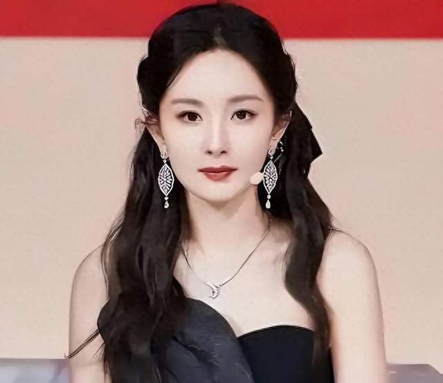杨幂米兰杀疯，刘恺威香港带娃：离婚8年暗牌藏不住了