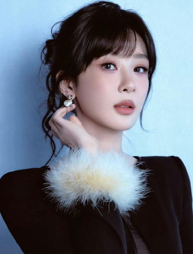 杨紫2026年首封拿下港版Vogue开年刊！
可能是珠宝品牌APM给推封的吧，这