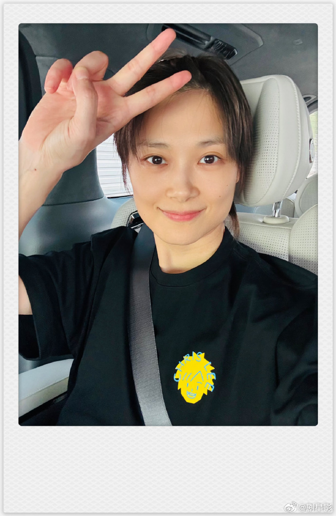 李宇春出发成都  李宇春出发成都，状态真的是太好了呀，素颜的样子都是这么好看的呀