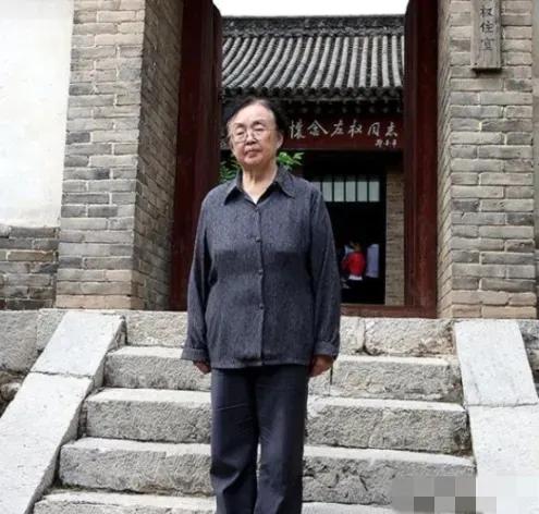 1960年，哈军工院长陈赓办公室冲进一个女孩，她大声问：“凭什么不录取我，我就要