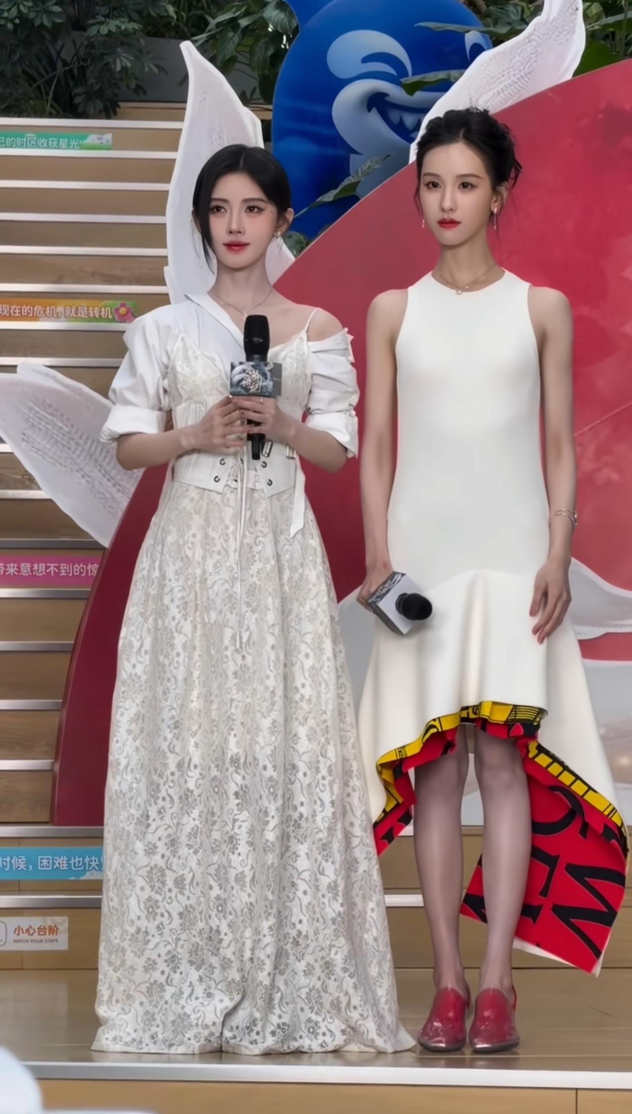鞠婧祎和陈都灵最近为了宣传新剧频繁合体，两人都美翻了，真是一出视觉盛宴啊
